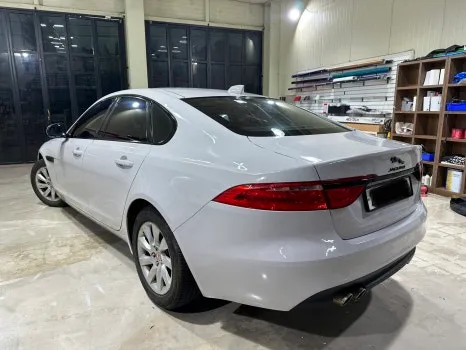 Jaguar XFのカーラッピング事例:艶やかなグレーで高級感アップ 施工写真 1-3