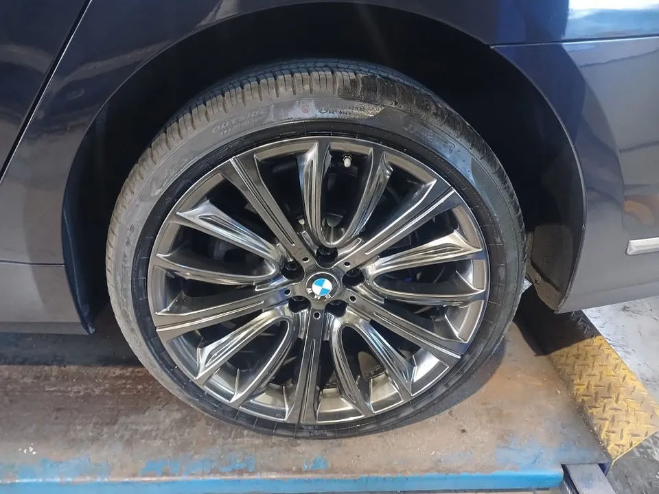 BMW 7 Series G11/G12のホイールリペア・塗装事例 施工写真 3-2