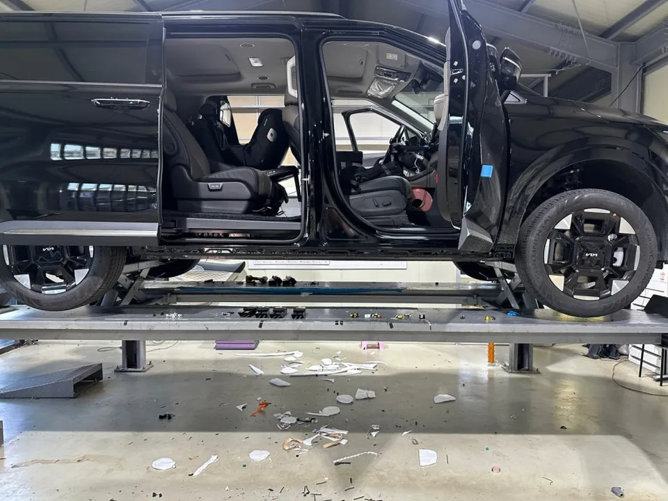 Kia Carnival KA4 body kit - Kia Carnival KA4 Body Kit Installation Review photo 3