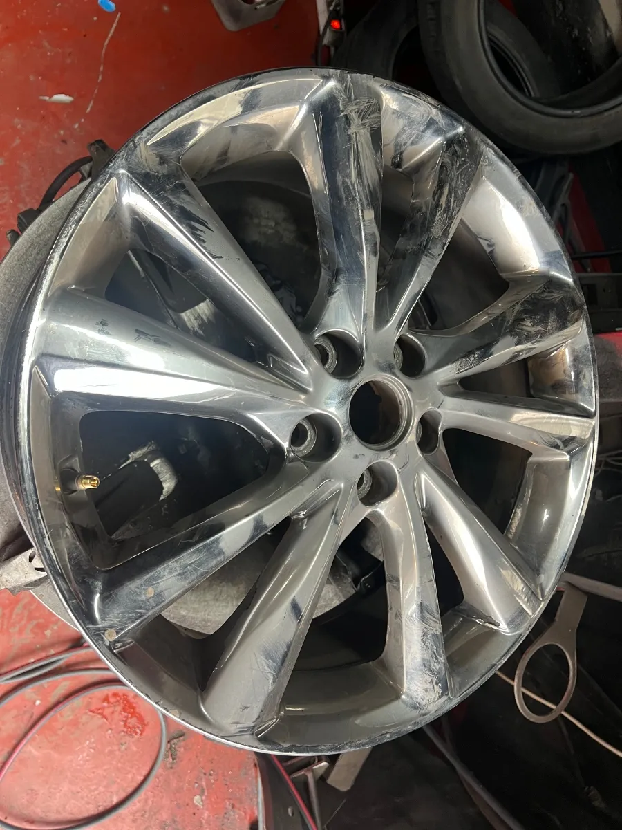 Kia Carnival Wheel Refinishing Review — Chrome to Glossy Black photo 2