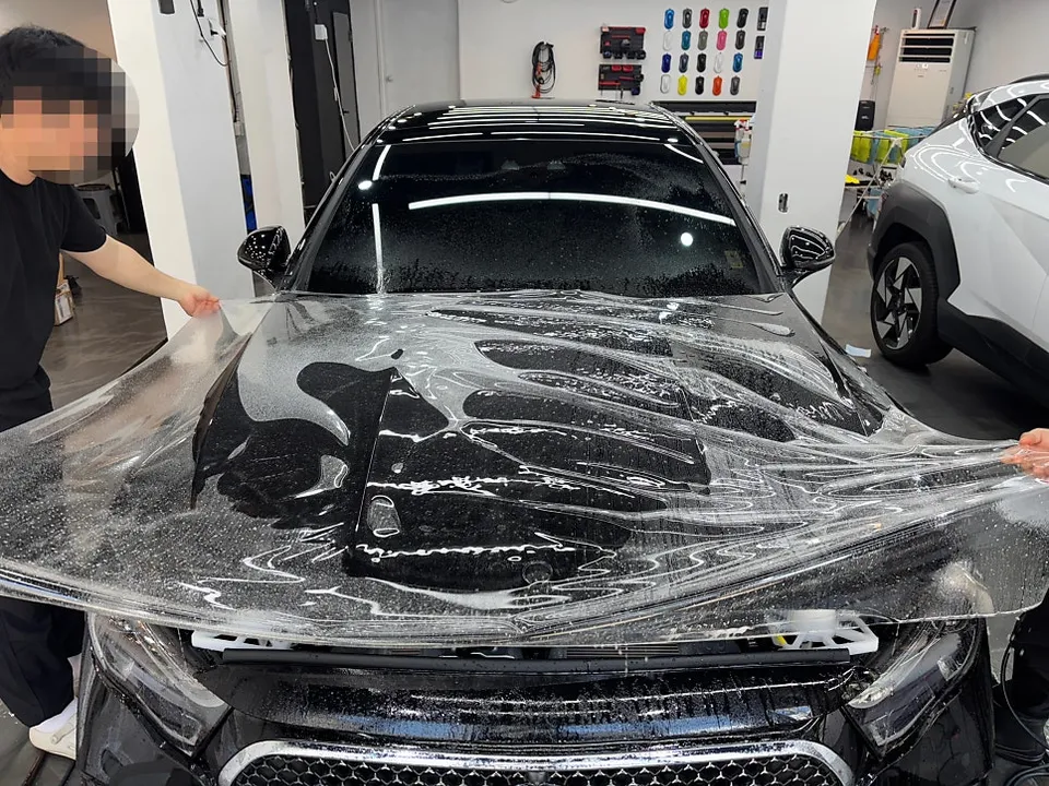 Mercedes-Benz E300 PPF施工事例:費用目安と仕上がり 施工写真 1-3