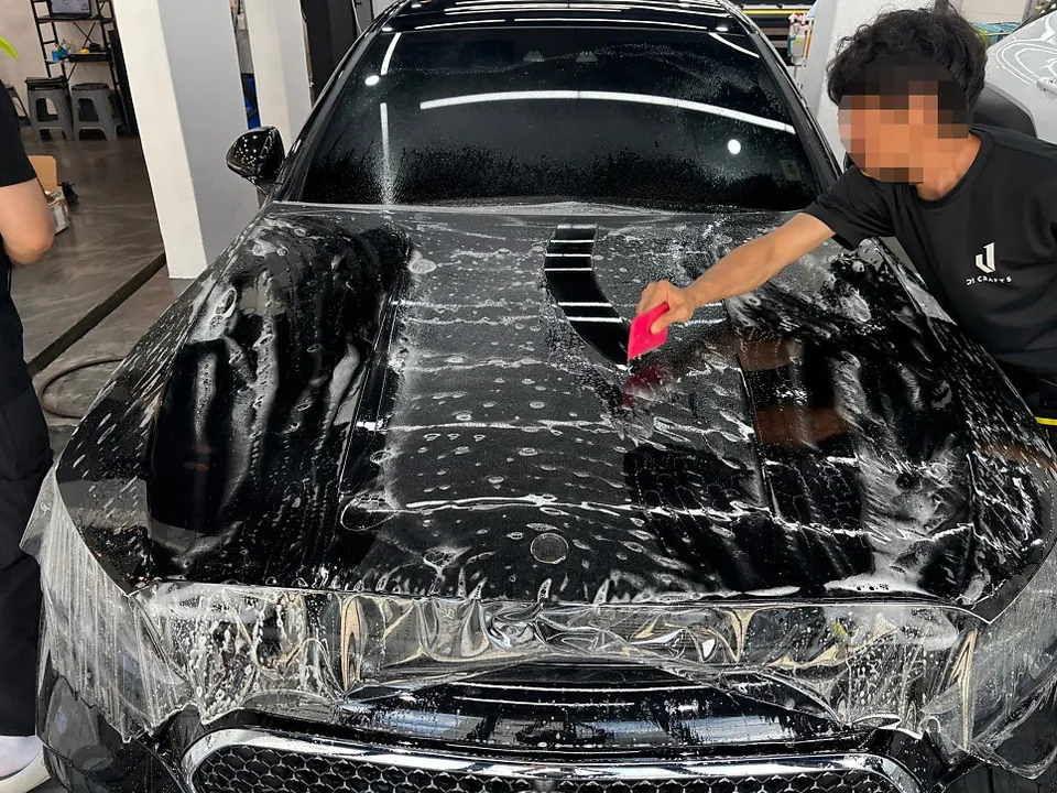 Mercedes-Benz E300 PPF施工事例:費用目安と仕上がり 施工写真 2-3