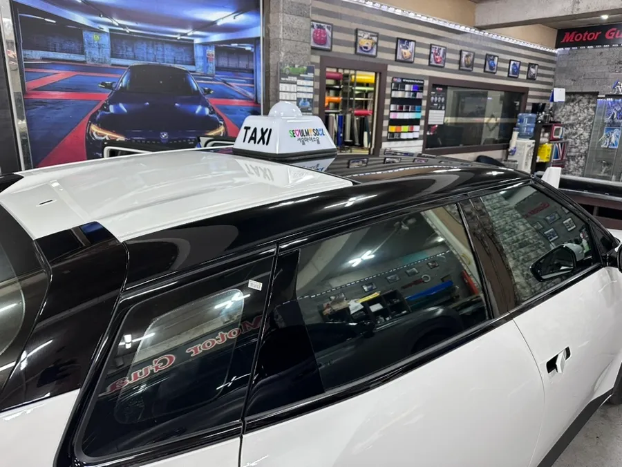 Kia EV4 Vinyl Wrap Review: High Gloss Black Two-Tone Upgrade photo 16
