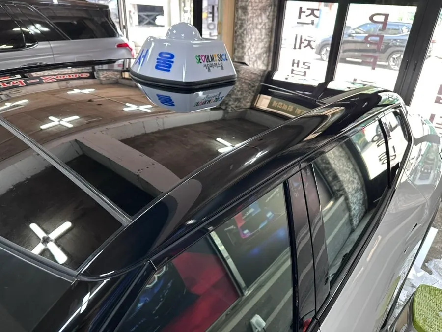Kia EV4のカーラッピング事例|高光沢ブラックのツートンで個性をプラス 施工写真 4-2
