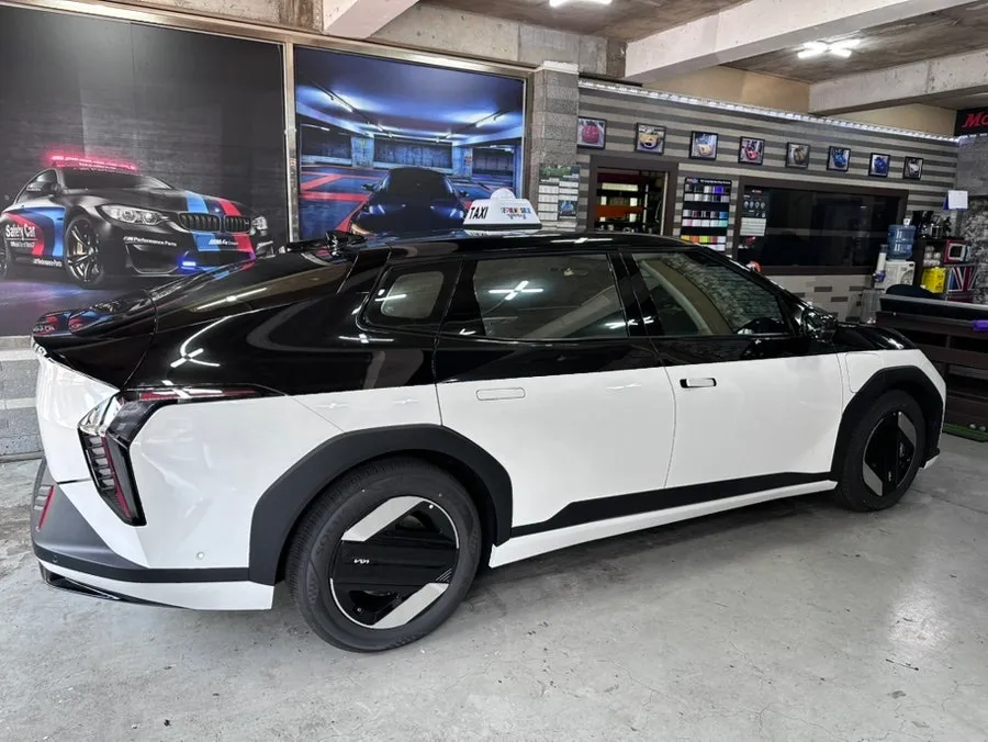 Kia EV4 Vinyl Wrap Review: High Gloss Black Two-Tone Upgrade After