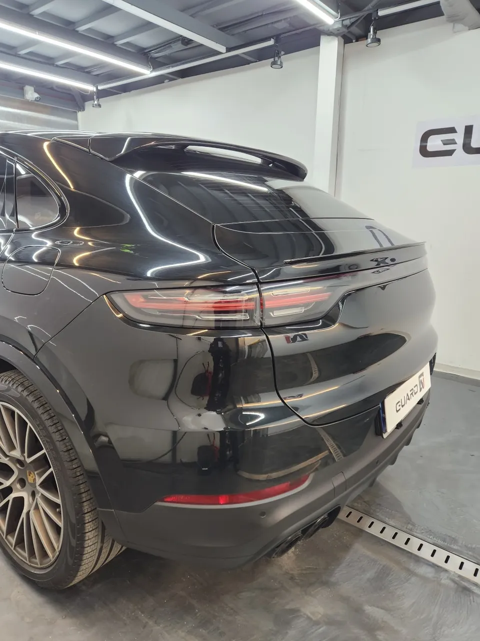 Porsche Cayenne PPF施工事例｜再施工と部分施工 施工写真 3-1