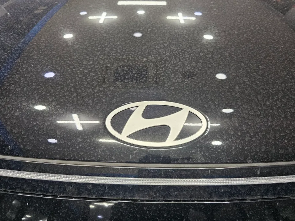 Hyundai Kona vinyl wrap - Hyundai Kona Vinyl Wrap Review: Black Emblem Upgrade photo 3
