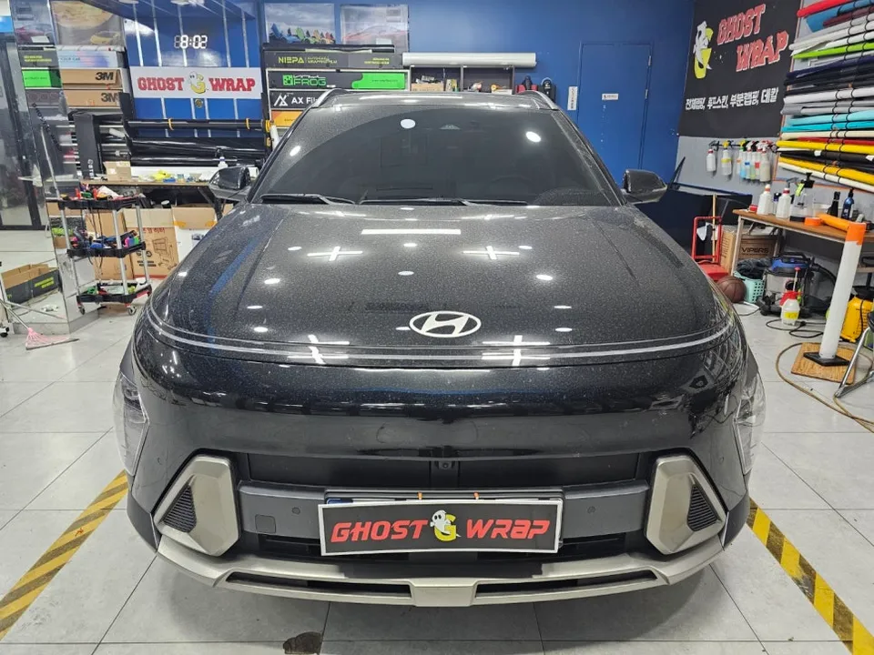 Hyundai Kona vinyl wrap - Hyundai Kona Vinyl Wrap Review: Black Emblem Upgrade photo 4