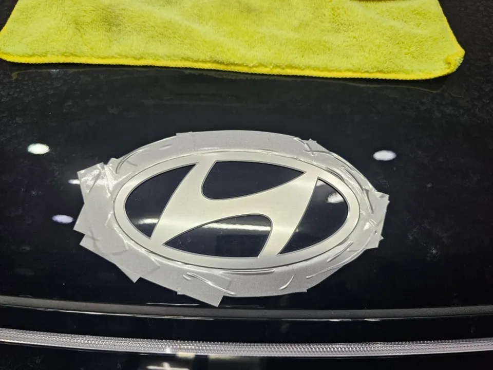 Hyundai Kona vinyl wrap - Hyundai Kona Vinyl Wrap Review: Black Emblem Upgrade photo 5