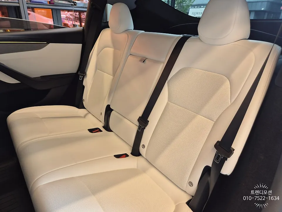 Tesla Model Y interior customization - Tesla Model Y Interior Customization Review: Yellow Seatbelts photo 3