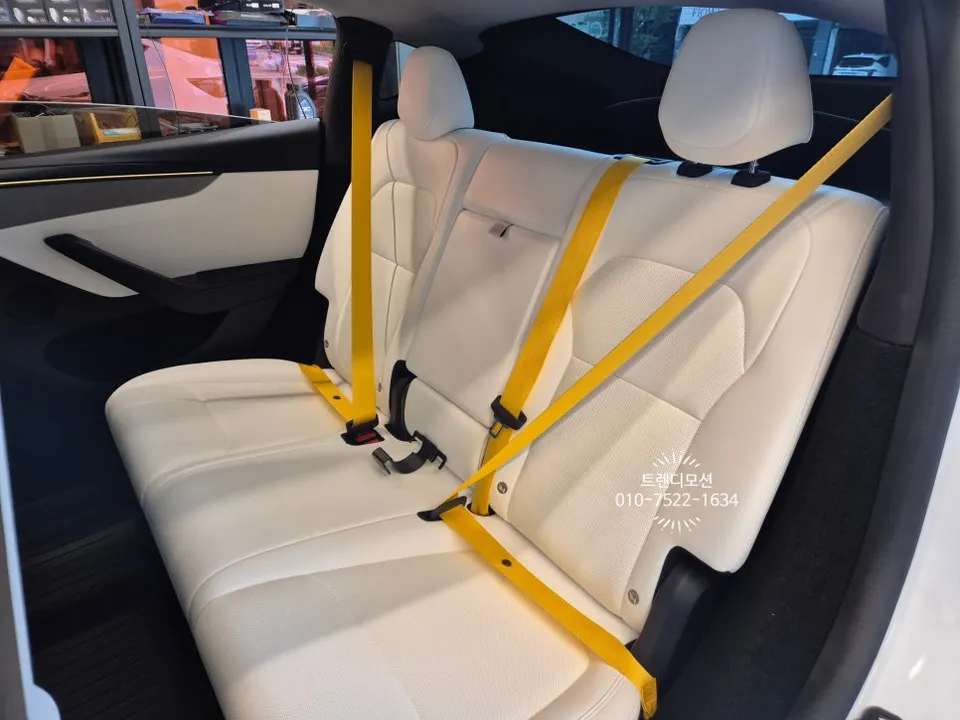 Tesla Model Y interior customization - Tesla Model Y Interior Customization Review: Yellow Seatbelts photo 4
