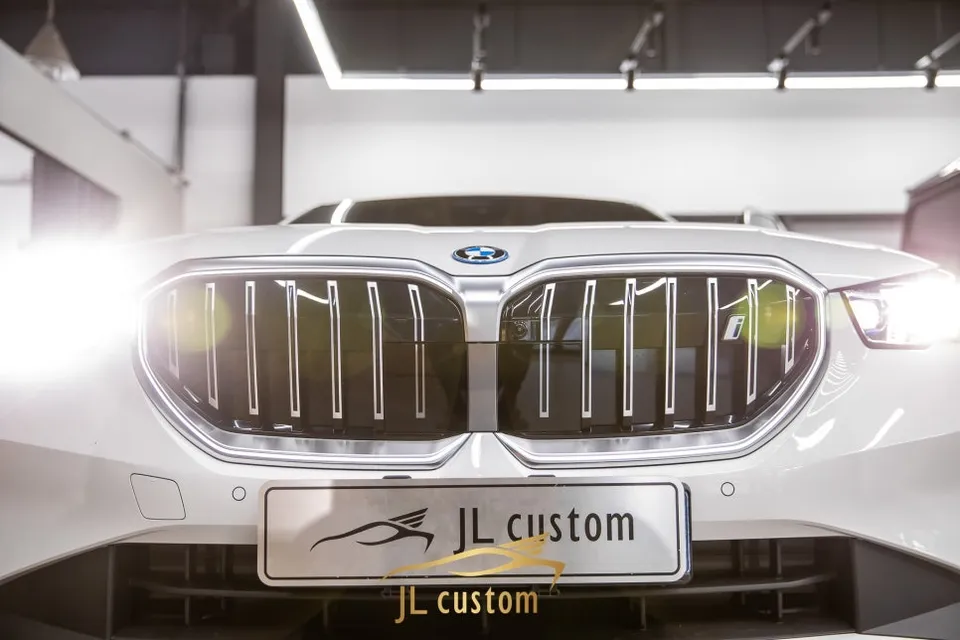 BMW i5 body kit - BMW i5 Grille Tuning Review: Iconic Glow Upgrade photo 4