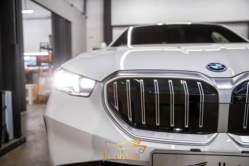 BMW i5 body kit - BMW i5 Grille Tuning Review: Iconic Glow Upgrade photo 5