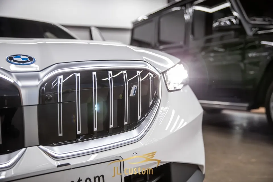 BMW i5 body kit - BMW i5 Grille Tuning Review: Iconic Glow Upgrade photo 6