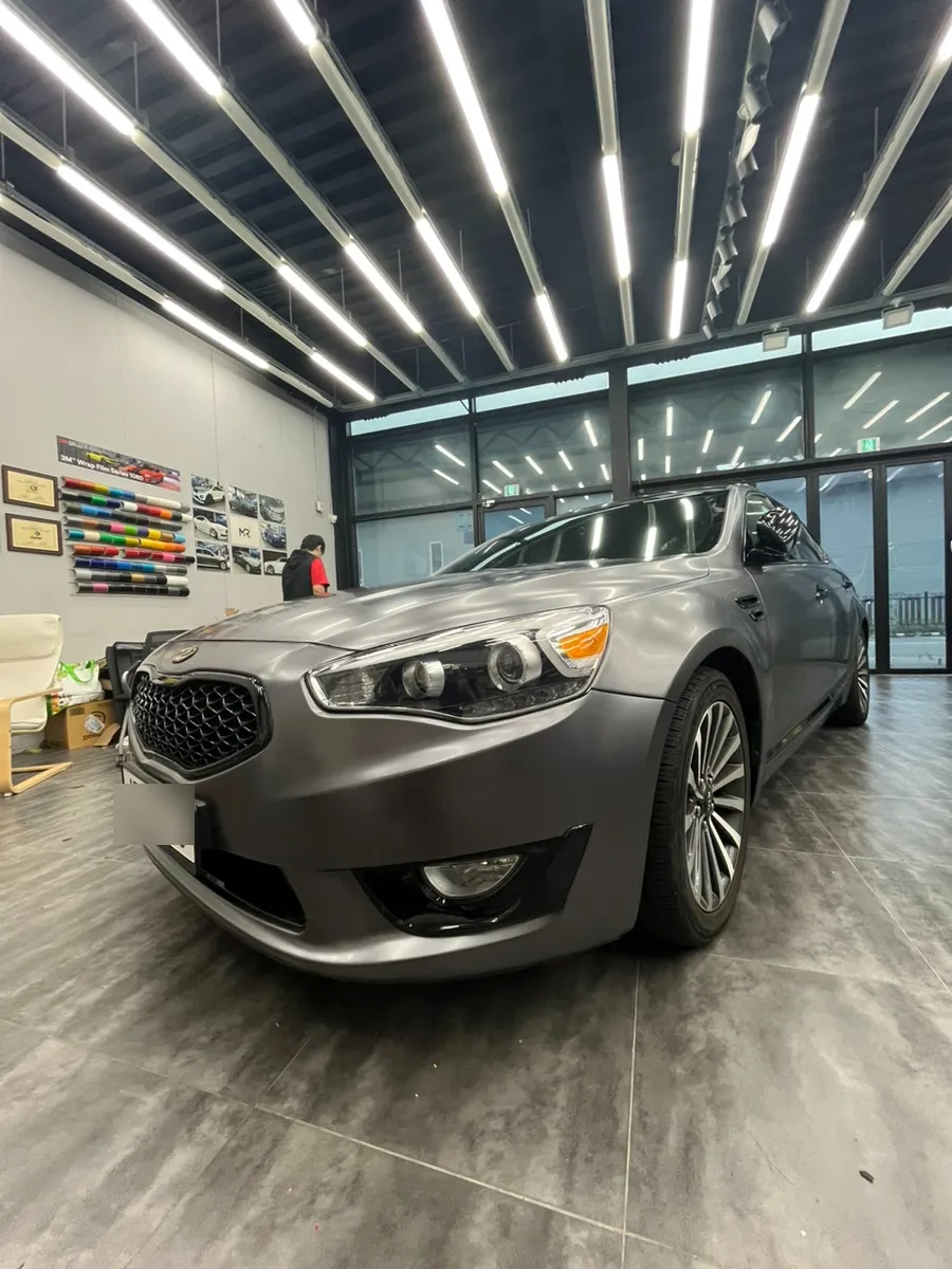 Kia K7のカーラッピング事例|サテンダークグレー 施工写真 3-1