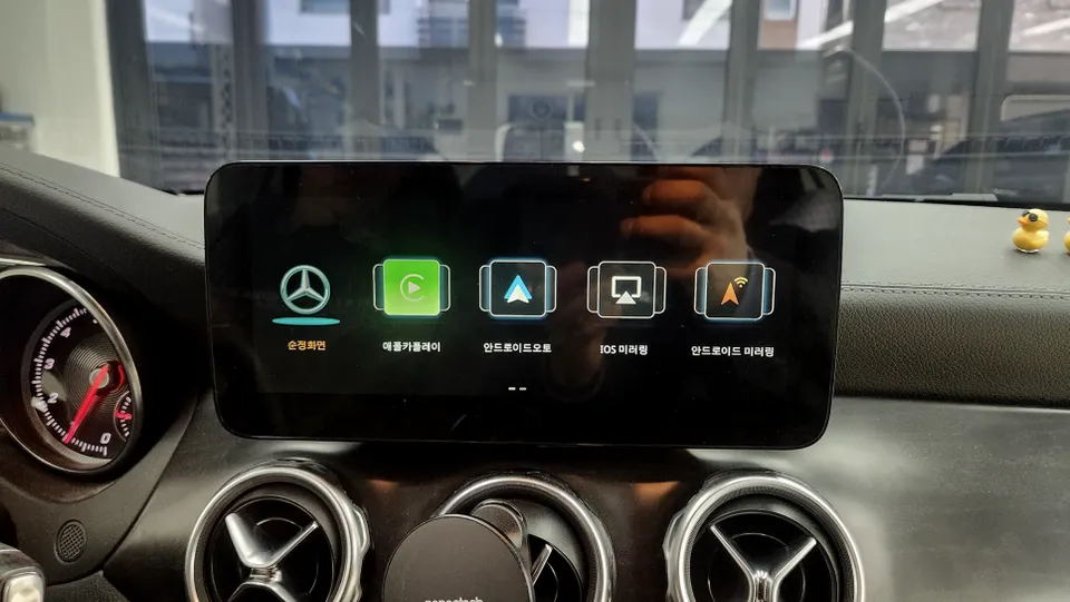 Mercedes-Benz GLA220 ambient lighting - Mercedes-Benz GLA220 Ambient Lighting Review — Enhanced Mood photo 4
