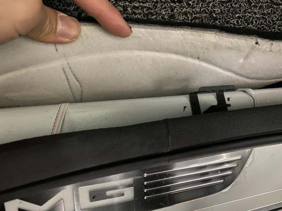 Mercedes-Benz GLCのドラレコ取付事例|QHD画質+α 施工写真 2-2