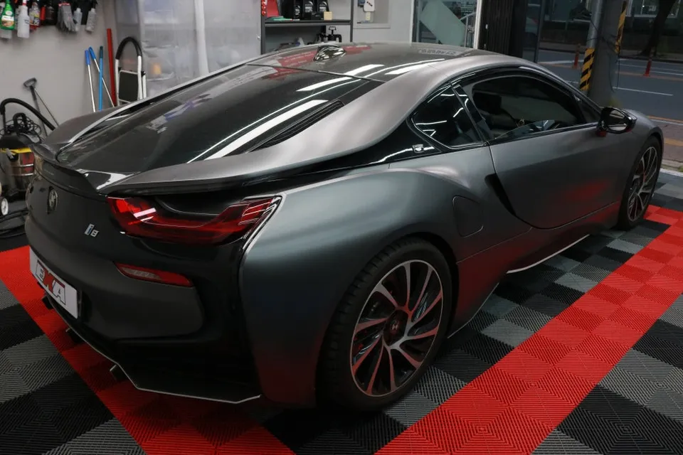 BMW i8 vinyl wrap - BMW i8 Vinyl Wrap Review: High Gloss Finish photo 3