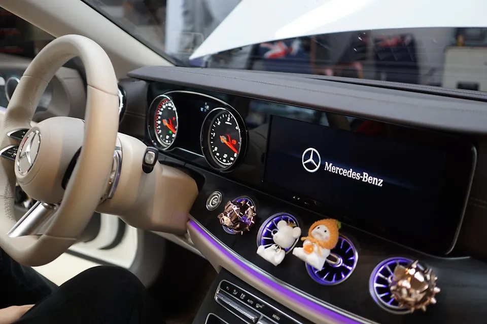 Mercedes-Benz E-Class Coupe ambient lighting - Mercedes-Benz E-Class Coupe Ambient Lighting Upgrade photo 3