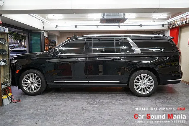Cadillac Escaladeのドライブレコーダー取付事例 施工写真 2-1