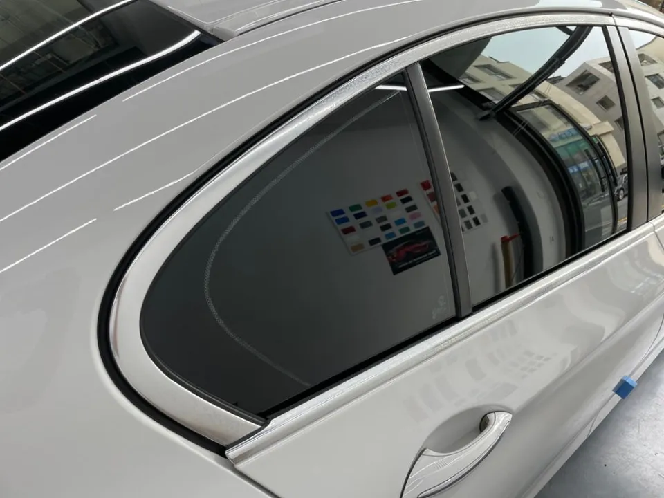 BMW 5 Seriesのカーラッピング事例：クロームパーツのブラックアウト 施工写真 2-1