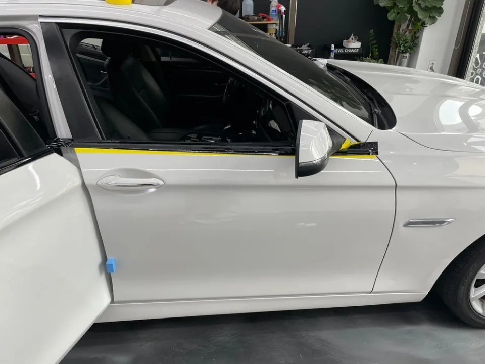 BMW 5 Seriesのカーラッピング事例：クロームパーツのブラックアウト 施工写真 3-2