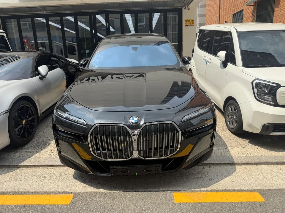 BMW 7 Seriesのカーラッピング事例｜費用目安・仕上がり 写真