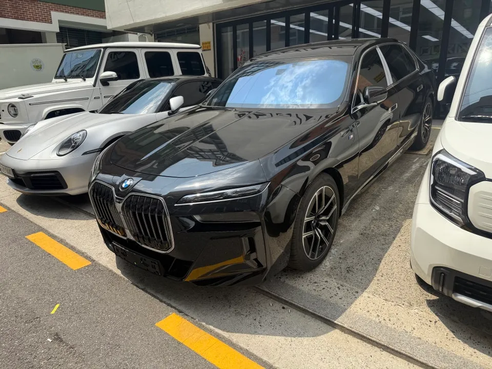 BMW 7 Seriesのカーラッピング事例|費用目安・仕上がり 施工写真 1-1