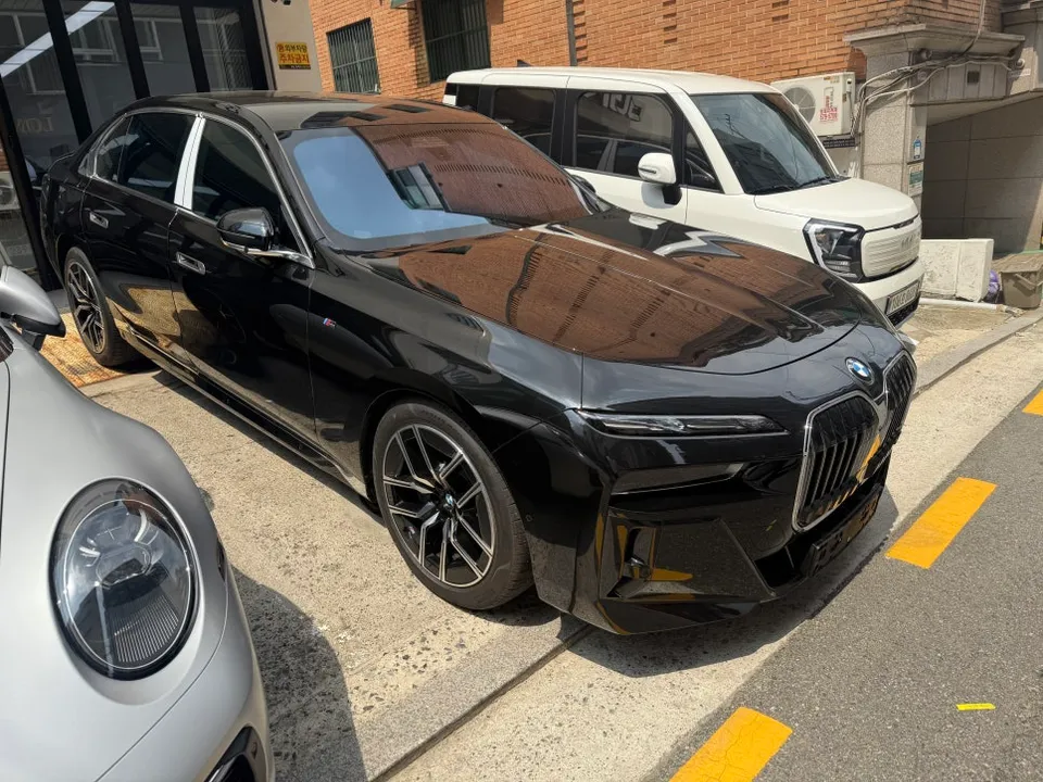 BMW 7 Seriesのカーラッピング事例|費用目安・仕上がり 施工写真 2-1