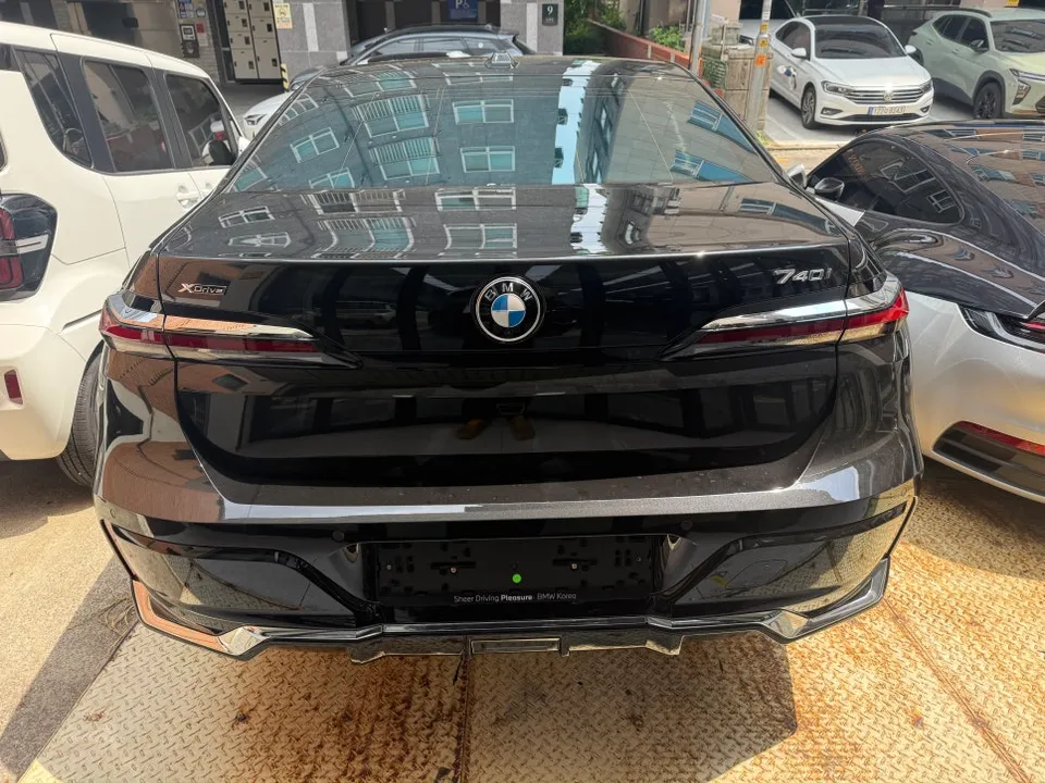 BMW 7 Seriesのカーラッピング事例|費用目安・仕上がり 施工写真 3-1