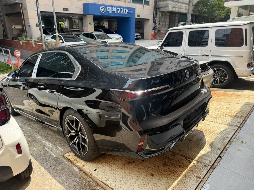 BMW 7 Seriesのカーラッピング事例|費用目安・仕上がり 施工写真 1-2