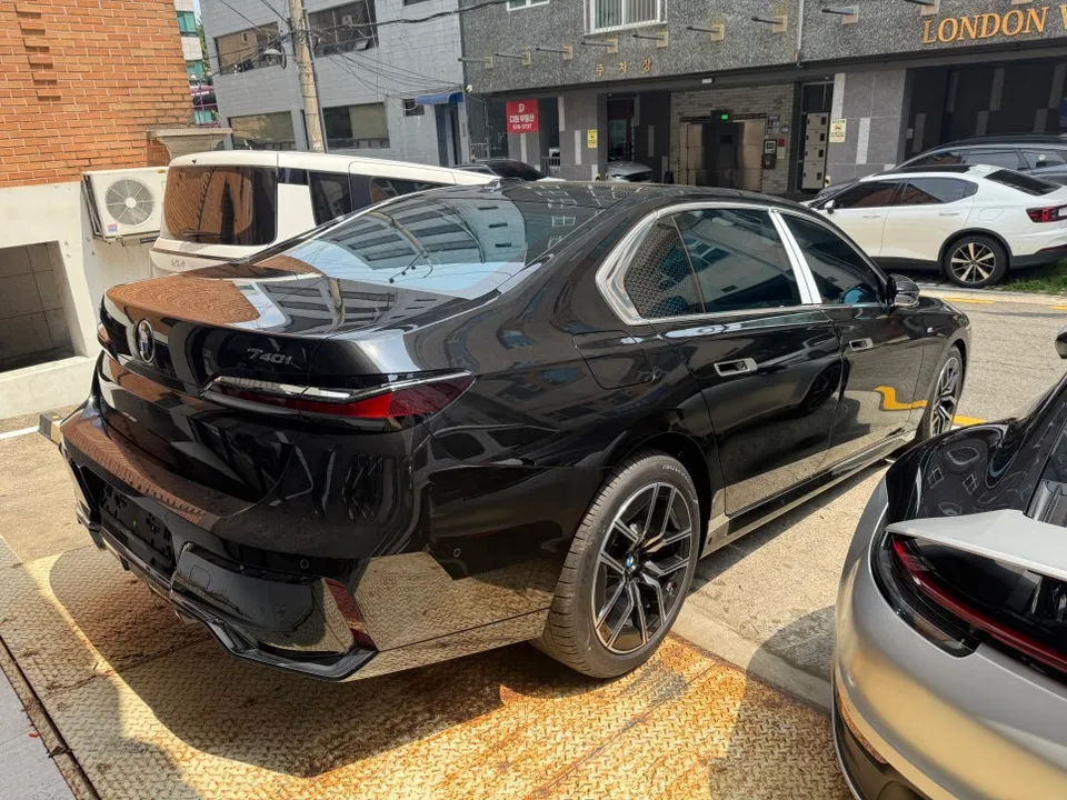 BMW 7 Seriesのカーラッピング事例|費用目安・仕上がり 施工写真 2-2