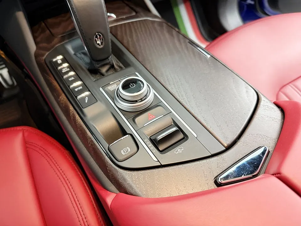 Maserati Levanteのカーラッピング事例|費用目安・仕上がり 施工写真 3-1