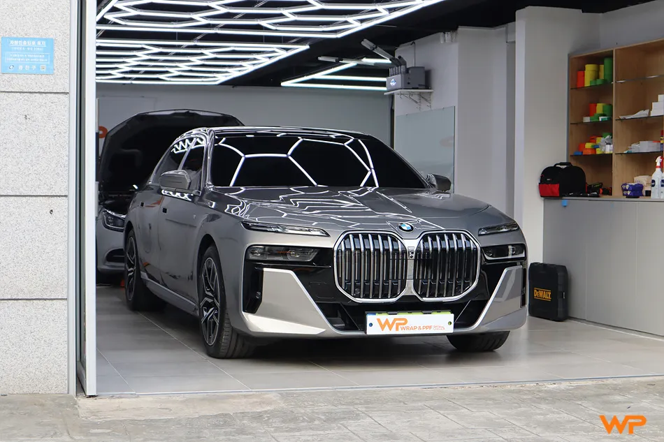 BMW 7 Seriesのツートンラッピング事例|費用目安・仕上がり 施工写真 3-3