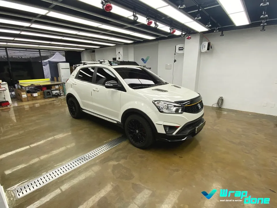 SsangYong Korando Cのカーラッピング事例:ドアキャッチとモール 施工写真 1-1