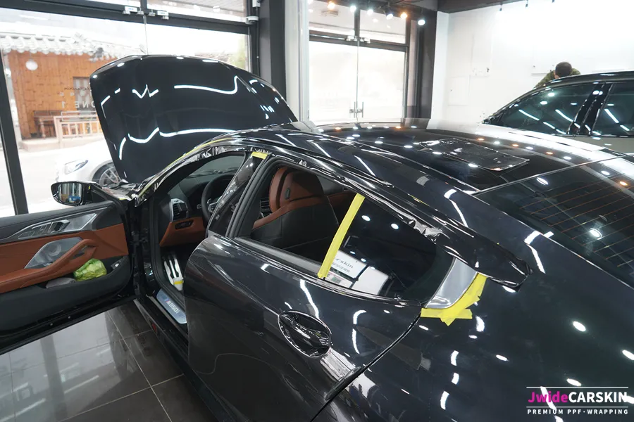 BMW 8 Seriesのカーラッピング事例｜インディゴブルーのポイント施工 施工写真 1-2