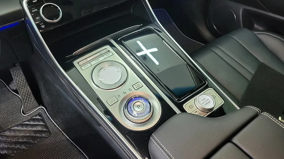 Genesis GV80のカーラッピング事例｜内装カスタム 施工写真 1-1