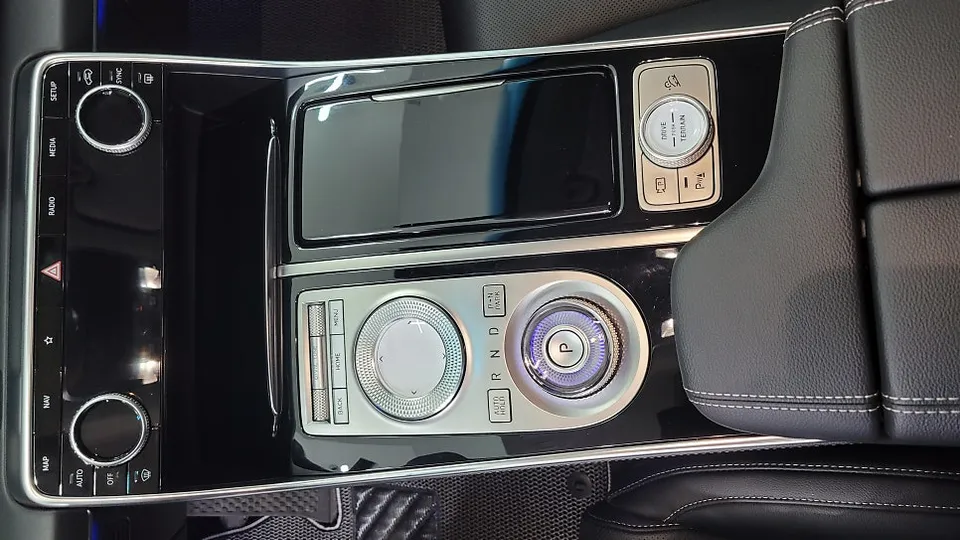 Genesis GV80のカーラッピング事例｜内装カスタム 施工写真 2-1