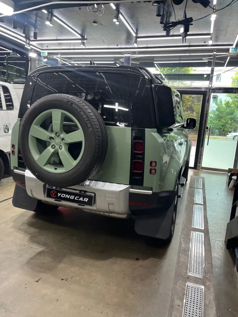 Land Rover DefenderのPPF施工事例|費用目安・仕上がり 施工写真 3-1