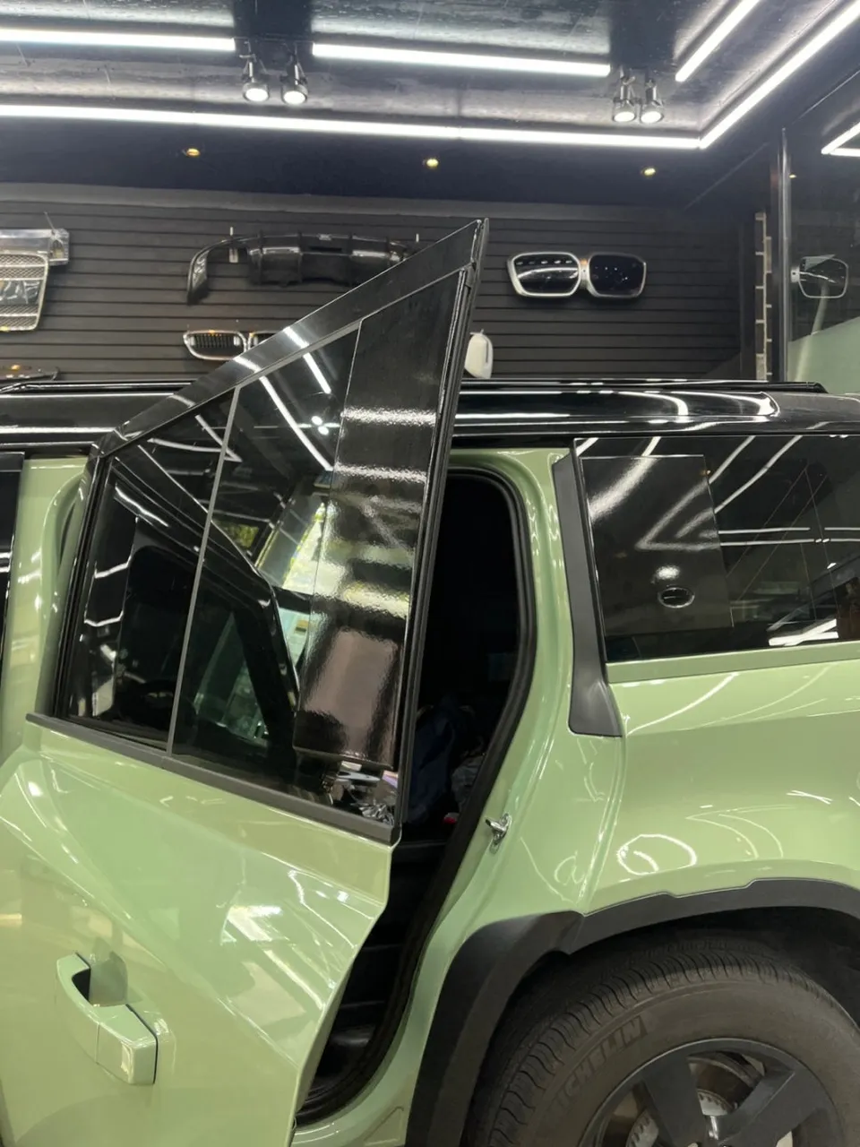Land Rover DefenderのPPF施工事例|費用目安・仕上がり 施工写真 4-2