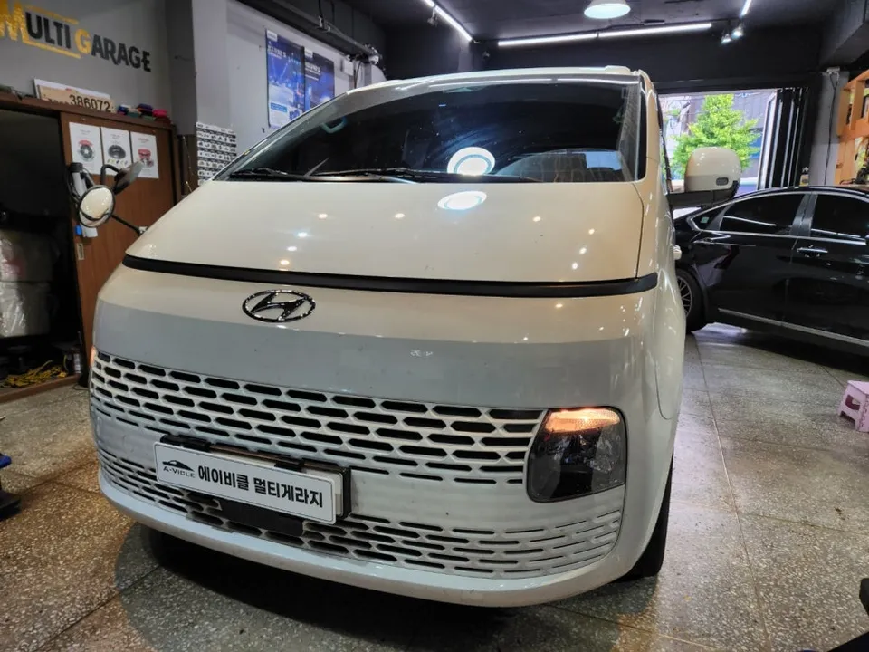 Hyundai Staria Ambient Lighting Review: Enhanced Interior Mood photo 1