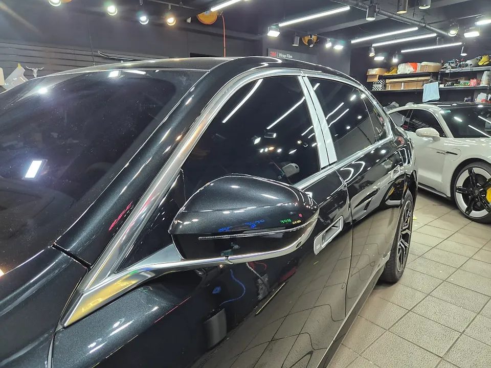 BMW 7 Series G11/G12のカーラッピング事例|費用目安・仕上がり 施工写真 3-1