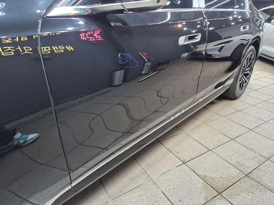 BMW 7 Series G11/G12のカーラッピング事例|費用目安・仕上がり 施工写真 1-2