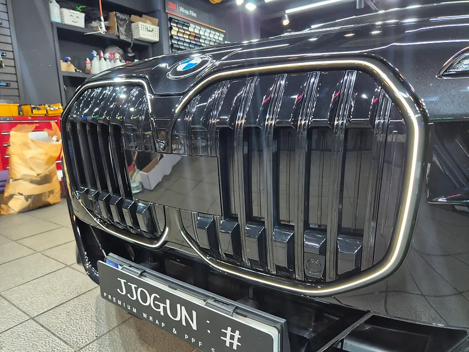 BMW 7 Series G11/G12のカーラッピング事例|費用目安・仕上がり 施工写真 2-2
