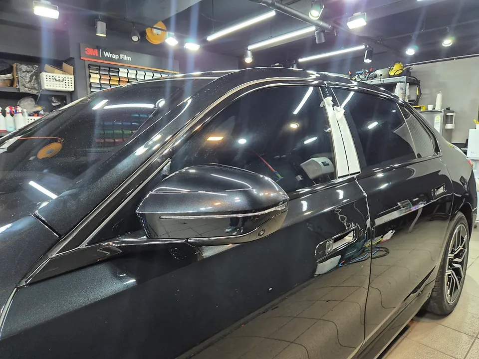 BMW 7 Series G11/G12のカーラッピング事例|費用目安・仕上がり 施工写真 3-3