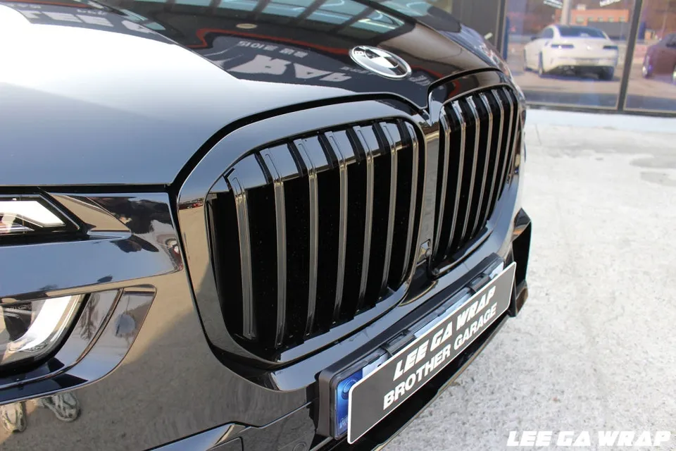 BMW X7 vinyl wrap - BMW X7 Chrome Delete Review — All-Black Transformation photo 3