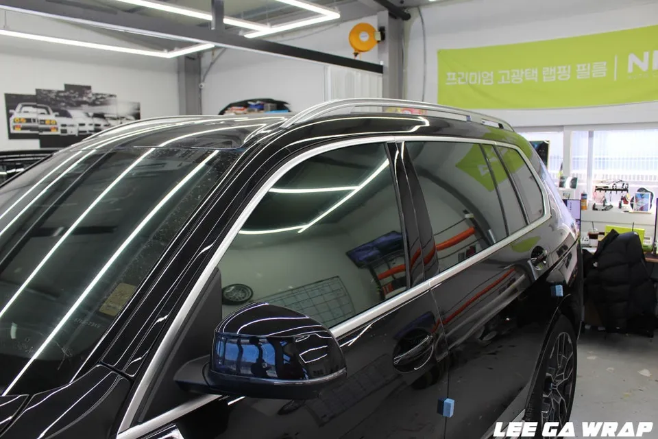 BMW X7 vinyl wrap - BMW X7 Chrome Delete Review — All-Black Transformation photo 4