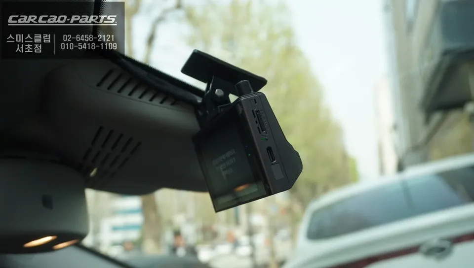 Mercedes-Benz C200 dash cam navigation - Mercedes-Benz C200 Dashcam & Battery Install Review photo 3