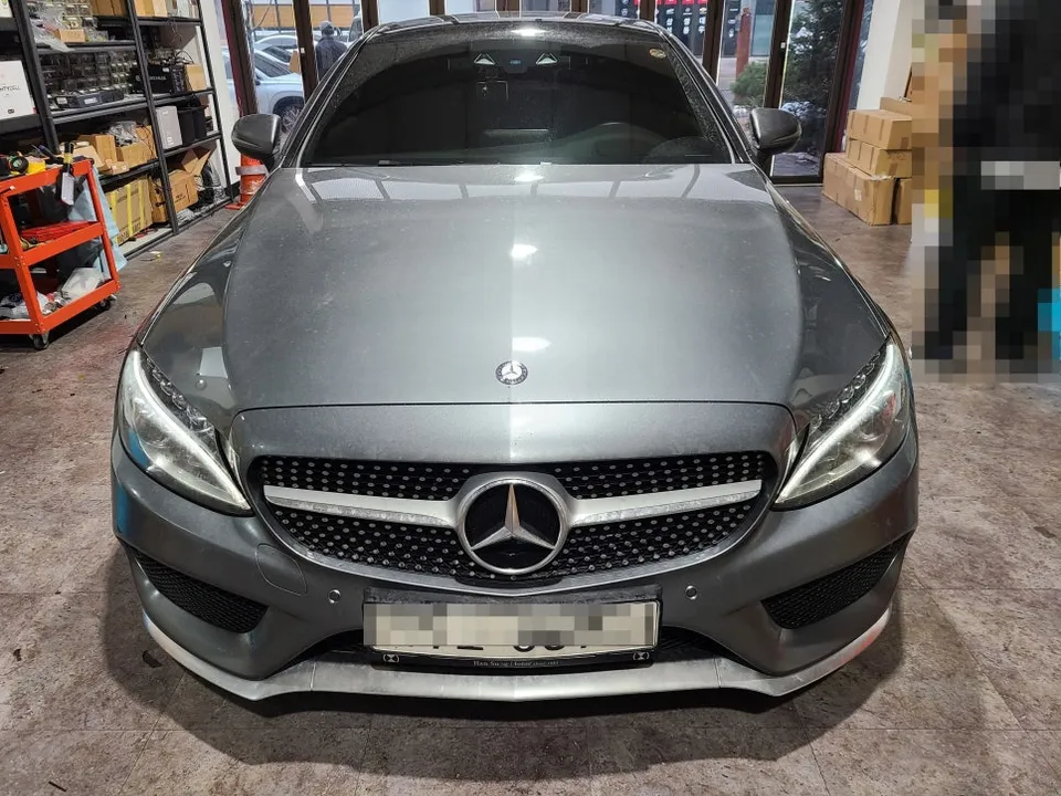 Mercedes-Benz C-Class Coupe ambient lighting installation result