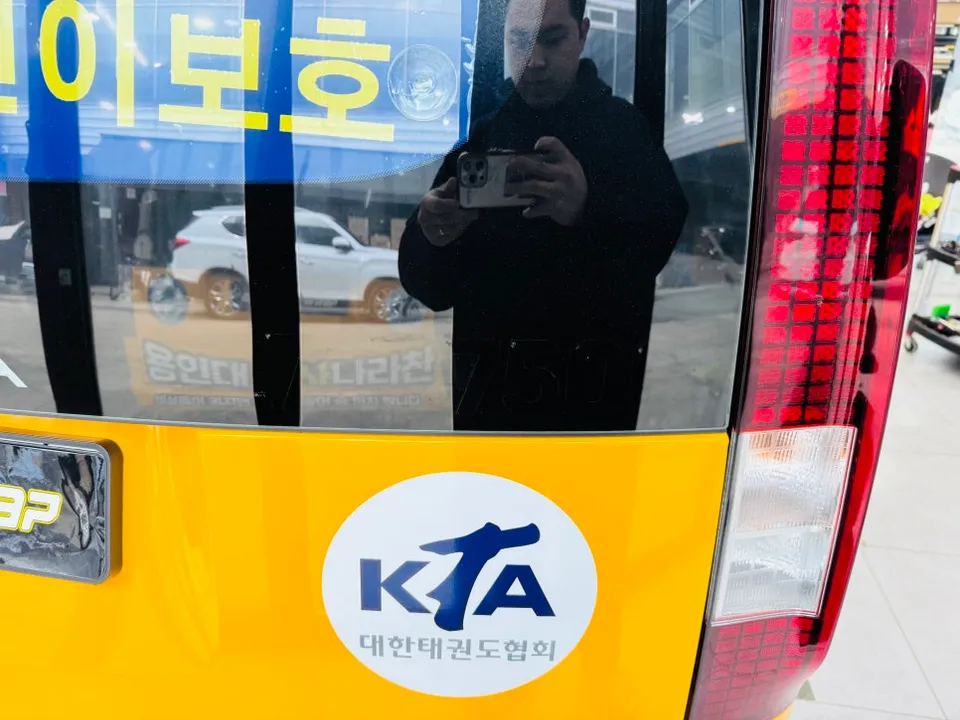 Hyundai Stariaのカーラッピング事例|費用目安・仕上がり 施工写真 2-3